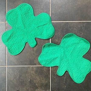 2 clover cloth mats